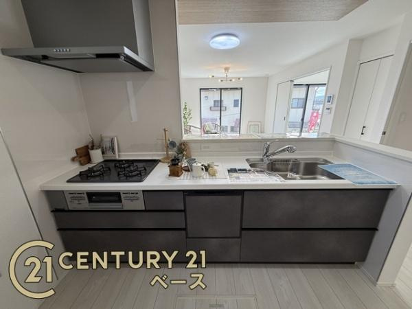 奈良市あやめ池北３丁目の新築一戸建のキッチン|■家族とのコミュニケーションがとりやすい人気のカウンターキッチン！■