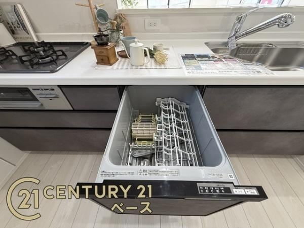 奈良市あやめ池北３丁目の新築一戸建のキッチン|■現地撮影写真■食洗機付きで毎日の洗い物も楽々！家事負担軽減！