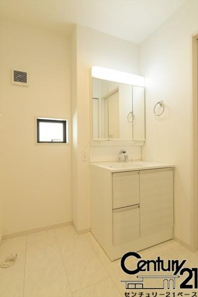 奈良市あやめ池北３丁目の新築一戸建の内観：施工例|■三面鏡タイプのミラーキャビネット！収納スペースも豊富です！■