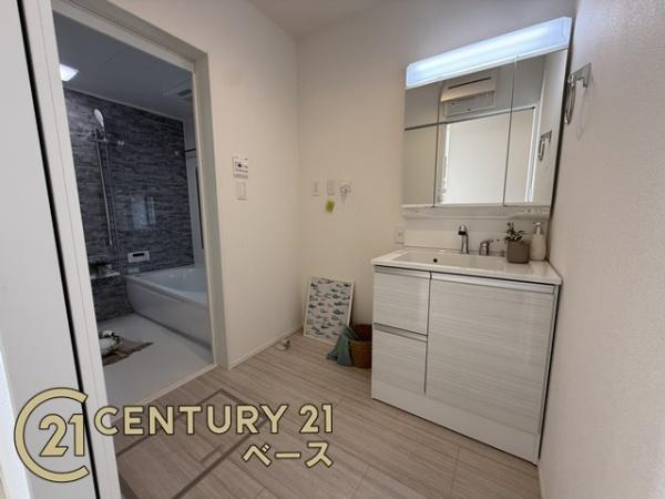 奈良市あやめ池北３丁目の新築一戸建の独立洗面台|■現地撮影写真■浴室隣接のゆとりのある洗面スペース！