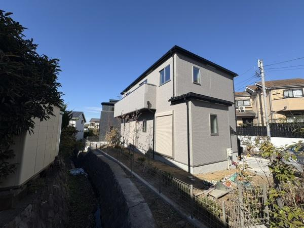 鎌倉市手広６丁目の新築一戸建の外観|2号棟・1号棟（1号棟・6180万円80万円・18帖LDK・4.5帖和室・５，２５帖洋室・5.25帖洋室・8.6帖洋室）南西向きの陽当たりの良い環境です。