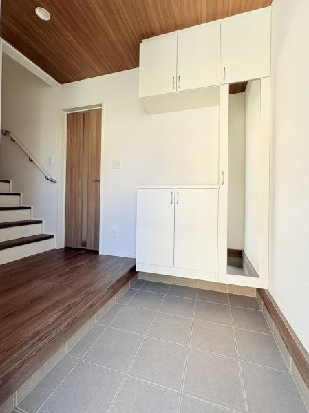 鎌倉市手広６丁目の新築一戸建の玄関|大きなシューズクロークに沢山靴が収納できますね。大きな鏡がついていて、お出かけ前の身支度も確認できま。。