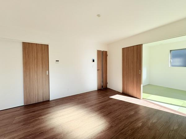 鎌倉市手広６丁目の新築一戸建の居間・リビング|子供の笑い声やママとパパの楽しい会話、料理をする音や、テレビの音など当たり前の生活が送ることができる幸せ。そんな幸せをこの家で作り上げてみてはいかがですか。