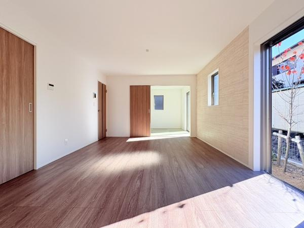 鎌倉市手広６丁目の新築一戸建の居間・リビング|明るいリビングですね。詳細資料やご見学希望を随時予約受付中です。お問い合わせをお待ちしております。