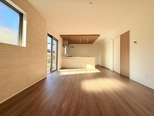 鎌倉市手広６丁目の新築一戸建の居間・リビング|アイボリーのアクセントクロスが和室とのつながりを調和してくれます。