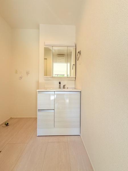 鎌倉市手広６丁目の新築一戸建の独立洗面台|三面鏡付・曇り止め付き洗面化粧台。シャワーヘッド付き。忙しい朝の身支度も曇り止めのミラーで快適です。