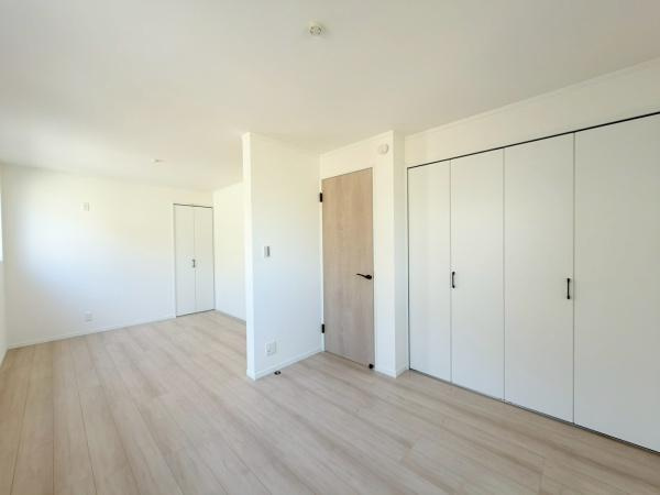 横浜市保土ケ谷区境木本町の新築一戸建の洋室|約10帖の未来壁仕様のお部屋です。将来壁を造作しても良し！1部屋としても利用可能です。広くお使いいただけます。