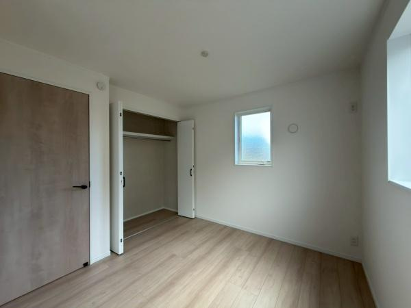 横浜市保土ケ谷区境木本町の新築一戸建の洋室|優しい色の木目フローリングと機能性のある収納・明るいお部屋で通風もよいです
