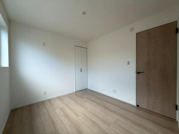 横浜市保土ケ谷区境木本町の新築一戸建の洋室| 「自然の光が迎える、心地よい暮らし」寝室におすすめです。