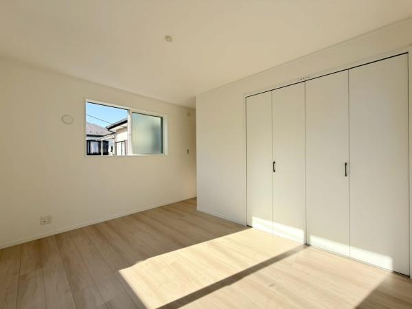 横浜市保土ケ谷区境木本町の新築一戸建の洋室|幅広のクローゼットを完備！普段使いのお洋服や小物はもちろん、季節物のお洋服などもしっかりと整理整頓おしまい頂けます。居室空間をより広く隅々までお使いいただけますね。