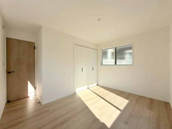 横浜市保土ケ谷区境木本町の新築一戸建の洋室| 「自然の光が迎える、心地よい暮らし」寝室におすすめです。