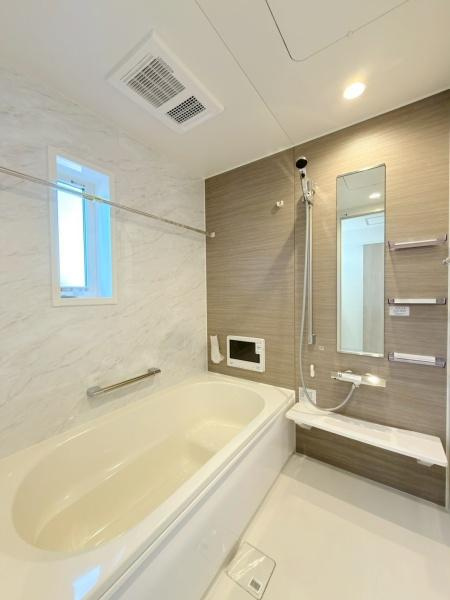 横浜市保土ケ谷区境木本町の新築一戸建の浴室|「くつろぎの贅沢バスタイム」 ゆったり足を伸ばせる、広々としたお風呂空間  一日の疲れを癒す、リラックスできるデザイン 心と体を温める、快適なバスタイム