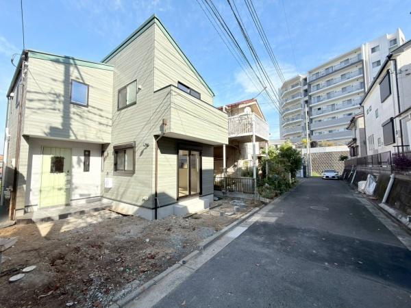 横浜市保土ケ谷区境木本町の新築一戸建の前面道路含む現地写真|マイホームを持つ幸せを存分に感じる陽当たり、開放感。流行に左右されず、将来にわたって価値が継続する「上質」な佇まいです。