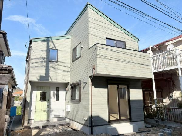 横浜市保土ケ谷区境木本町の新築一戸建の外観|使いやすさもデザインも重視した理想の暮らしをかなえるお家。美しい外観やくつろぎの室内空間にふさわしい「素材」「形」「色彩」を考え、上質感に満ちたお家です。

