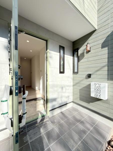 横浜市保土ケ谷区境木本町の新築一戸建の玄関|気品あるデザイン性を持つ玄関は、住む方の満足感を満たすクオリティ。帰宅するご家族や、訪れる方を気持ちよく迎える・安らぎに満ちた生活空間を予感させてくれます。
