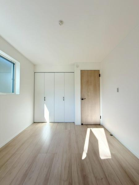 横浜市保土ケ谷区境木本町の新築一戸建の洋室| 自然の風合いが、遊び心と創造力を引き出すデザイン 笑顔あふれるお部屋で、楽しい毎日を