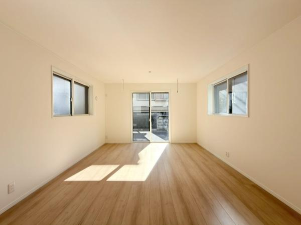 横浜市保土ケ谷区境木本町の新築一戸建の居間・リビング|忙しい朝でも、しっかり家族が揃って食事を出来る、ゆとりある大きさのダイニングスペース。ママが作る手料理をテーブルで囲む素敵な時間を存分に愉しんでください。