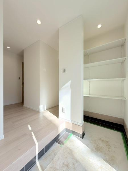 横浜市保土ケ谷区境木本町の新築一戸建の玄関|広々玄関。シューズクローク以外にも左手には大容量の収納がございます。