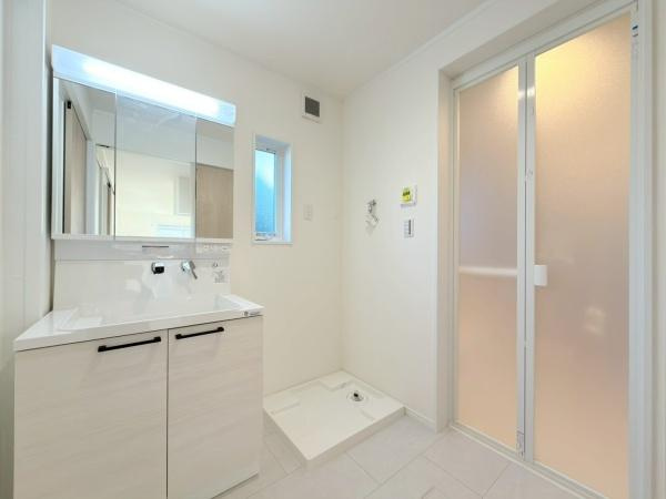 横浜市保土ケ谷区境木本町の新築一戸建の独立洗面台|洗面室は、広さがあり、使いやすそうですね。