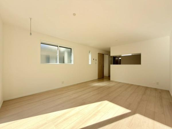 横浜市保土ケ谷区境木本町の新築一戸建の居間・リビング|照明がなくても日当たりの良いリビングです。