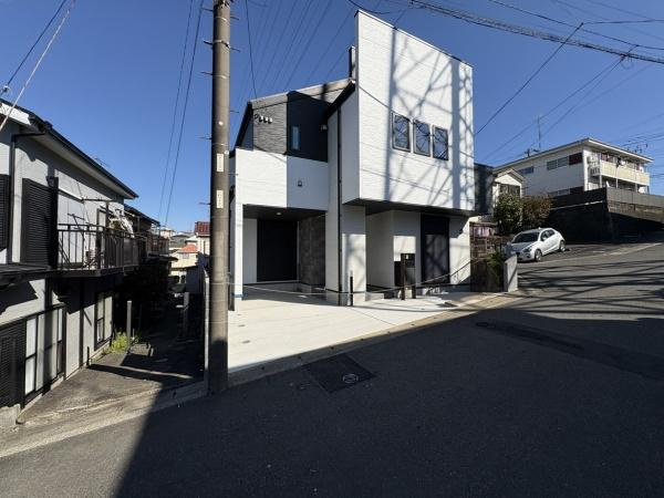 横浜市旭区鶴ケ峰本町２丁目の新築一戸建の前面道路含む現地写真|この家からスタートする「新しいライフスタイル」はご家族にとって大切で貴重な時間。少しでも豊かに、そして快適に…そんな理想の暮らしを叶えてくれるお家になるはずです。