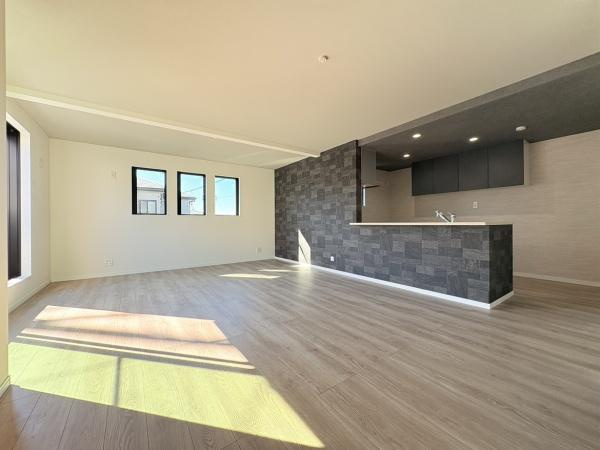 横浜市旭区鶴ケ峰本町２丁目の新築一戸建の居間・リビング|リビングで子供が走ってる姿を見ながら、大きなソファやダイニングテーブルでゆったり食事をしたりくつろぎたい。そんな夢が叶えられる空間です！