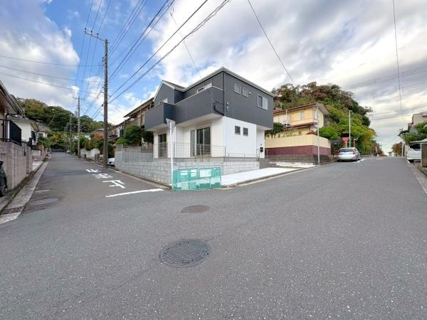 横浜市金沢区高舟台２丁目の新築一戸建の前面道路含む現地写真