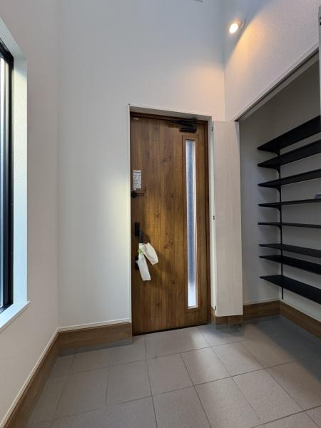 横浜市鶴見区梶山１丁目の新築一戸建の玄関