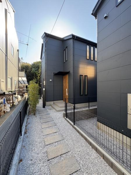 横浜市鶴見区梶山１丁目の新築一戸建の前面道路含む現地写真