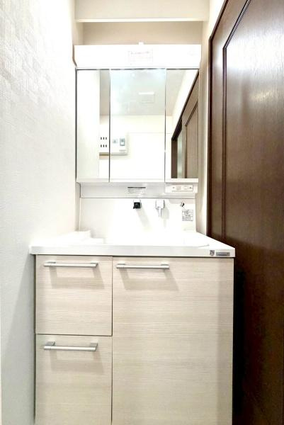 ナイスアーバン新川崎ステイツの独立洗面台|シンプルに使いやすさが考えられた洗面台ですね。