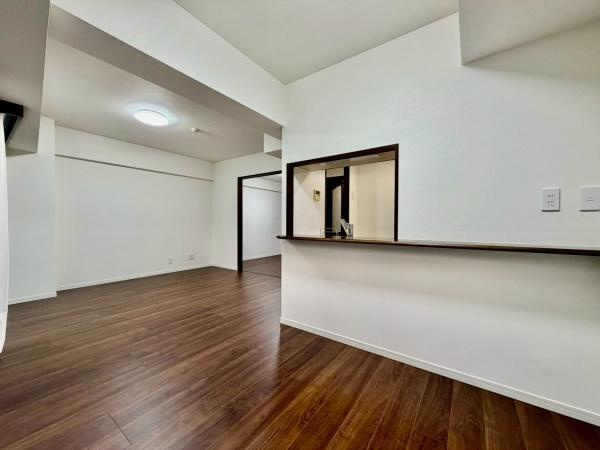 ナイスアーバン新川崎ステイツの居間・リビング|ダイニング側からの1枚です。広々しています。
