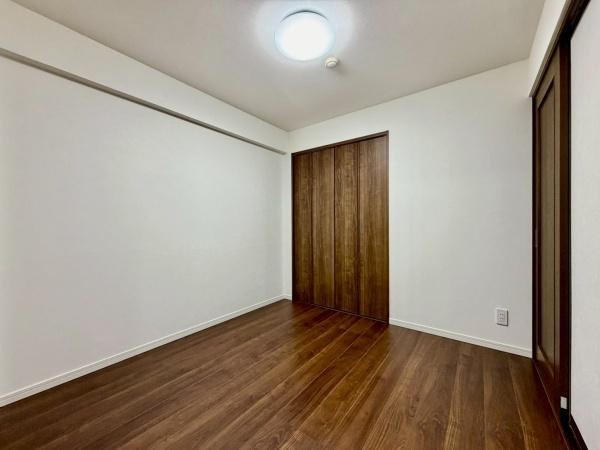 ナイスアーバン新川崎ステイツの洋室|収納力のある洋室