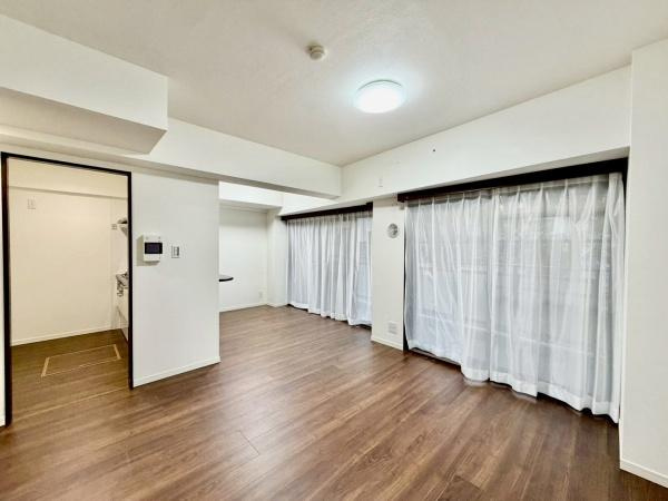 ナイスアーバン新川崎ステイツの居間・リビング|忙しい朝でも、しっかり家族が揃って食事を出来る、ゆとりある大きさのダイニングスペース。ママが作る手料理をテーブルで囲む素敵な時間を存分に愉しんでください。※家具はCGです。