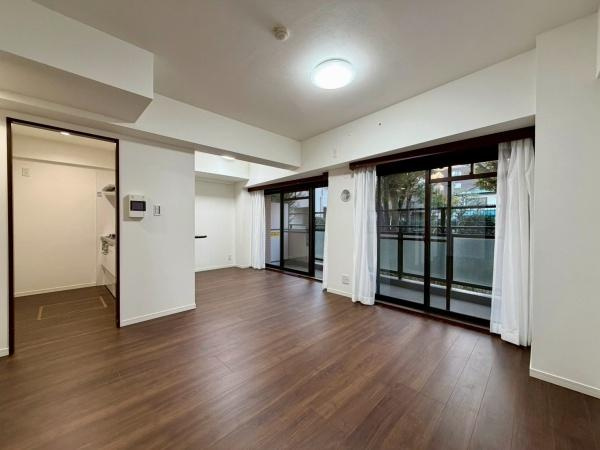 ナイスアーバン新川崎ステイツの居間・リビング|形の綺麗なリビングダイニングはお好きな家具を配置しても、余裕がありそうです。インテリアも想像しながらご見学されると、より一層楽しくなります。