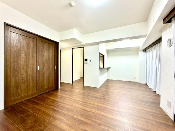 ナイスアーバン新川崎ステイツの居間・リビング|リビングダイニングです。乗数以上に広く感じますね。