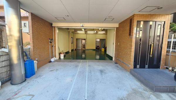 【駐車場】 | 駐車スペース4台分ございます♪友人やご両親等急な来客にも安心ですね♪
物置スペースもありお荷物の多いい方でも心配いりませんね♪