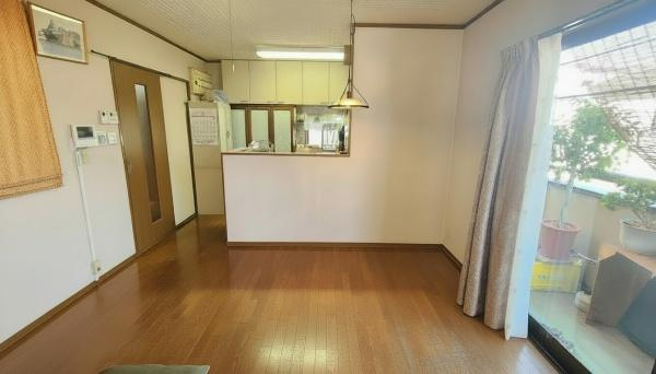 【居間・リビング】 | 毎日のお買物や、子育て施設が整った環境で新生活をスタート！徒歩圏内でスーパーなどもございますので買い忘れなどにも安心ですよ♪　