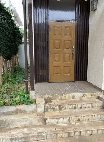 北入曽戸建のエントランス|建物の内部です