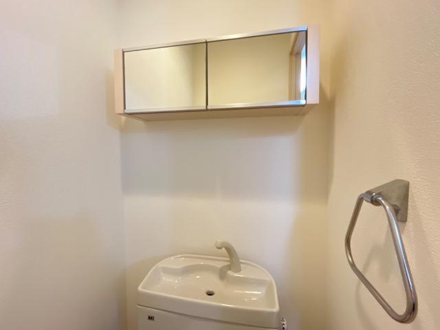 メルヴェーユ南観音のトイレ|ミラーキャビネット