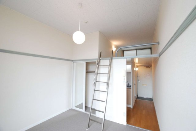 レオパレスタートルの居間・リビング|同タイプ写真の為、現況優先致します。