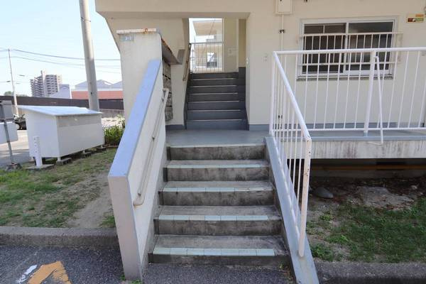 ビレッジハウス安古市1号棟のエントランス|落ち着いたエントランスです