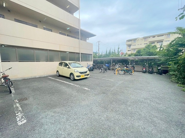 リアライズ西淡路の駐車場