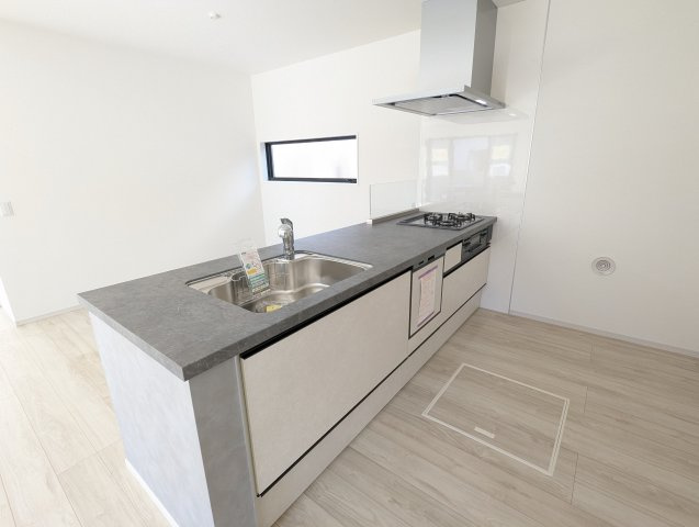 水戸市小吹町1期のキッチン|キッチンの写真です。家族との会話を楽しみながらお料理が楽しめる対面式キッチン～！！ご家族との絆も深まりますね～♪嬉しい食洗器付きで家事時短！（同施工物件）