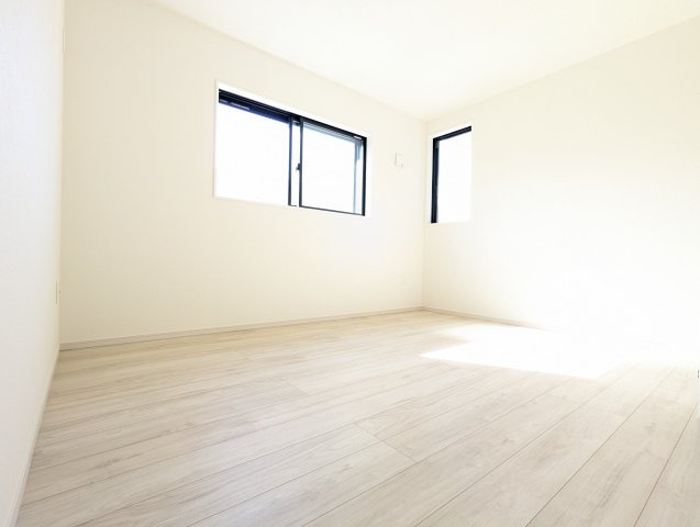 水戸市小吹町1期の洋室|フローリングの部屋は家具やインテリアともマッチしてお洒落感が出やすく身の周りの整理がしやすく魅力的です～♪