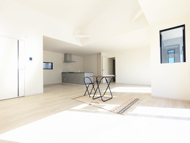 水戸市小吹町1期の居間・リビング|リビングの写真です。大きな窓があり陽射しが差し込みます。お子様の目を離すことなく片付け・お料理ができ安心です～♪（同施工物件）