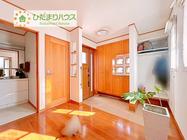 【玄関】 | つくば市山中　中古戸建 | 土間ホール併せて6帖の広々玄関！収納や飾り棚も完備でデザイン性と機能性を両立！