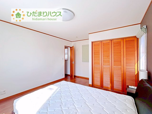 【寝室】 | つくば市山中　中古戸建 | バルコニーに面していて、たっぷり光りの入る明るい主寝室です！