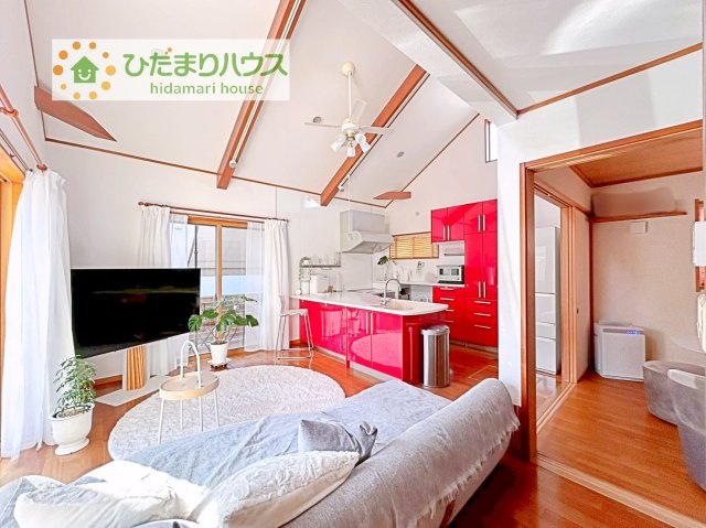 【居間・リビング】 | つくば市山中　中古戸建 | リビングには勾配天井を採用！解放感を演出してくれます♪