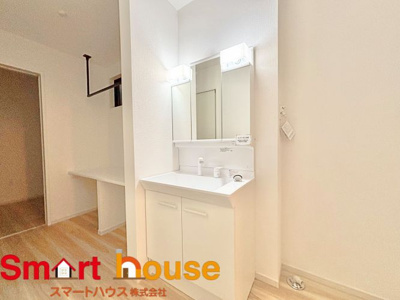 【独立洗面台】 | 相模原市南区大野台　新築一棟 | ゆとりの洗面スペースで朝の身支度も快適スムーズに。３面鏡で髪のセットやお化粧もストレスなくこなせ、朝から気分良く通勤通学に向かえそうですね！鏡の裏にはたっぷりと収納スペースを標準装備！