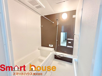 【浴室】 | 相模原市南区大野台　新築一棟 | 一日の疲れを癒してくれる場所なので、快適に過ごして頂く為にゆったりサイズのバスタブを用意しました。是非半身浴をお楽しみ下さい。空気が籠らない様に小窓も設置しております。